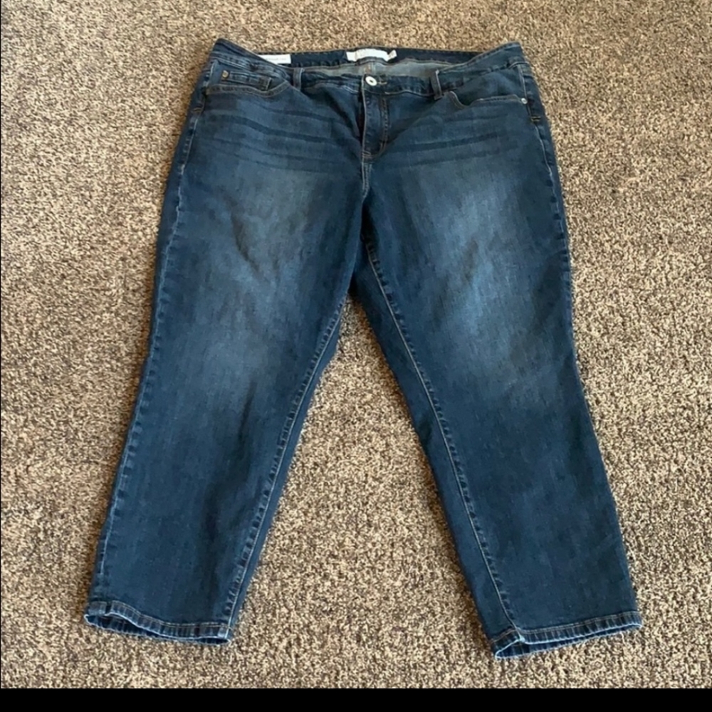 Torrid mid rise straight leg Capri jeans